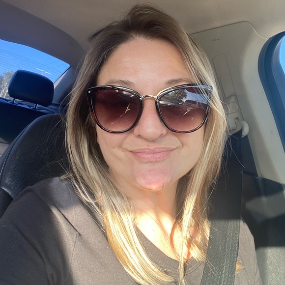 Meet your Posher, Heather - Picture 2 of 2